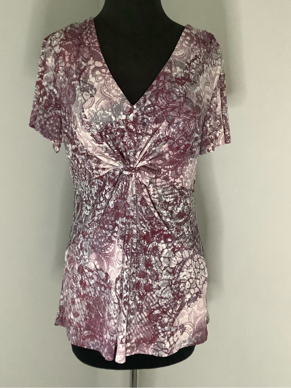 Women's Twist-Front V-Neck Short Sleeve Top - Mauve Pattern